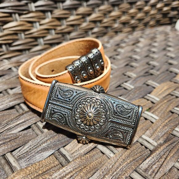 Vintage Statement Leather Boho Cowgirl Engraved Silver Tone Buckle Tan Belt 30in - Picture 1 of 8